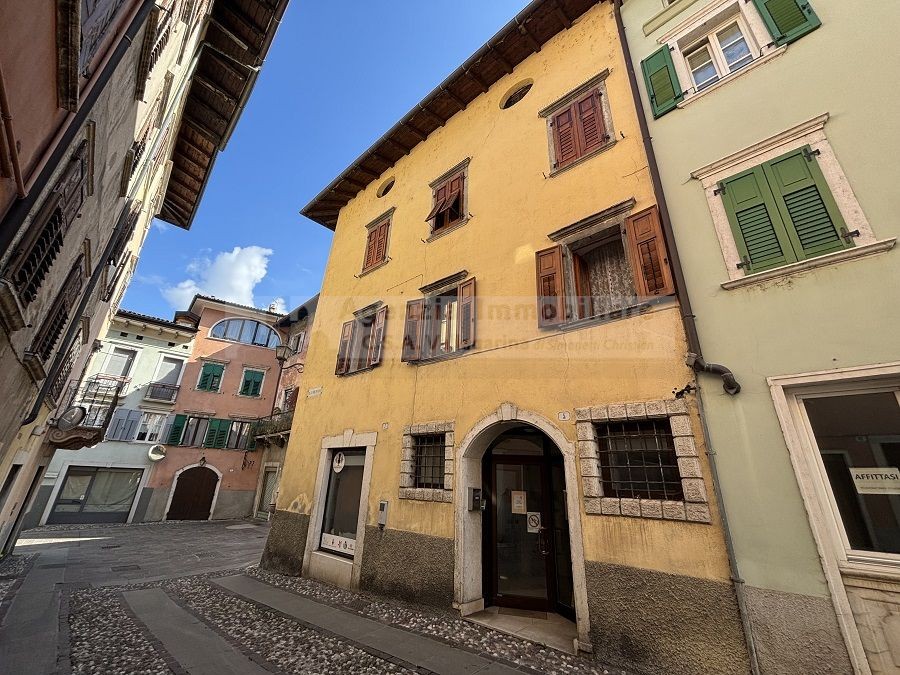 spazio commerciale uso ufficio/negozio